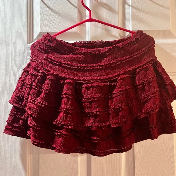 Elegant Burgundy Layered Skirt - Picture 2 of 3